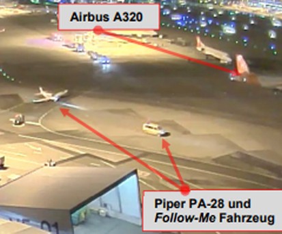 Ausschnitt aus dem Überwachungsvideo mit Erklärungen des Sust: Der Abstand zwischen den Flugzeugen betrug rund 86 Meter.