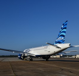 A220 von Jetblue: Die Bemalung ist Programm.