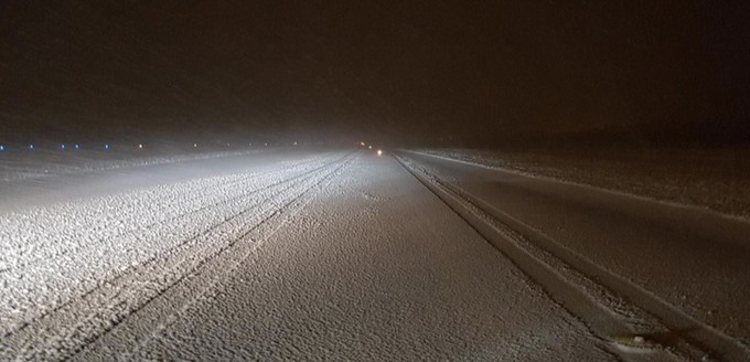 Aufnahme der  Ermittler knapp 50 Minuten später. Noch immer herrscht intensiver Schneefall. Das sich die Spur der Vorderräder nicht zwischen denen des Hauptfahrwerks befindet, bezeugt noch immer von der Schlitterpartie.