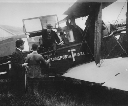 Der erste Flug von KLM fand am 17. Mai 1920 statt – er führte von London nach Schiphol, in einer geleasten De Havilland DH.16. Auf dem Rückflug nach London waren die ersten Passagiere an Bord: zwei Journalisten.