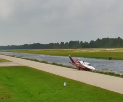 Flugplatz Hooks: Ein Visonjet rollt in einen Wassergraben.
