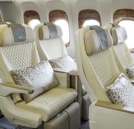 Das in seiner Üppigkeit reduzierte neue Interieur von Emirates steht der Premium Economy gut.