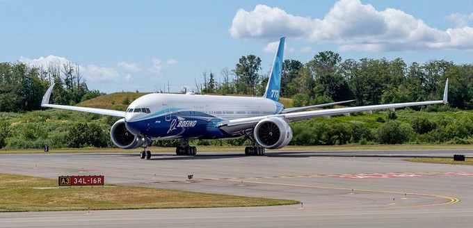 Ebenso bei der Boeing 777X. Weil die Spannweite der Tragflächen bei dem größten Zweistrahler der Welt aufgrund der Raked Wingtips sehr groß ausfällt, entwarfen die Konstrukteure bei der Version einen Faltmechanismus für den Boden.