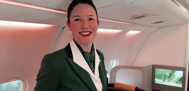 Noch sind die Uniformen der Flugbegleiterinnen und Flugbegleiter die alten. Doch nächstes Jahr werden auch sie neu eingekleidet.