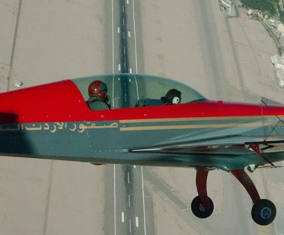 Extra 300 der Royal Jordanian Falcons: FLug über Wüste und Meer.
