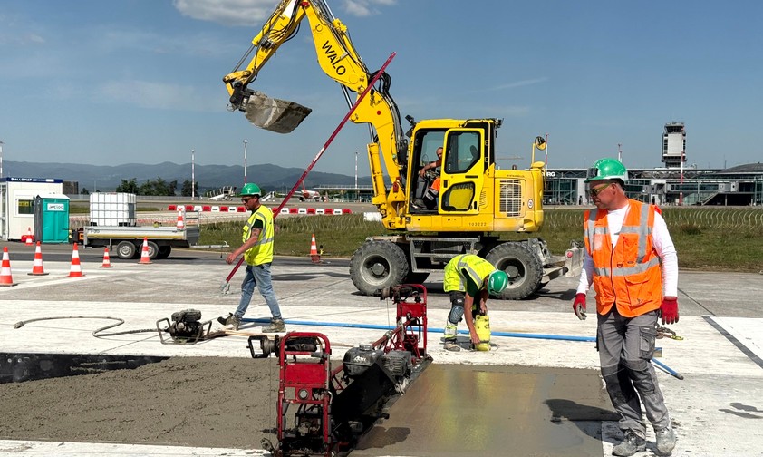 Es wird gearbeitet am FLughafen Basel/Mulhouse. 