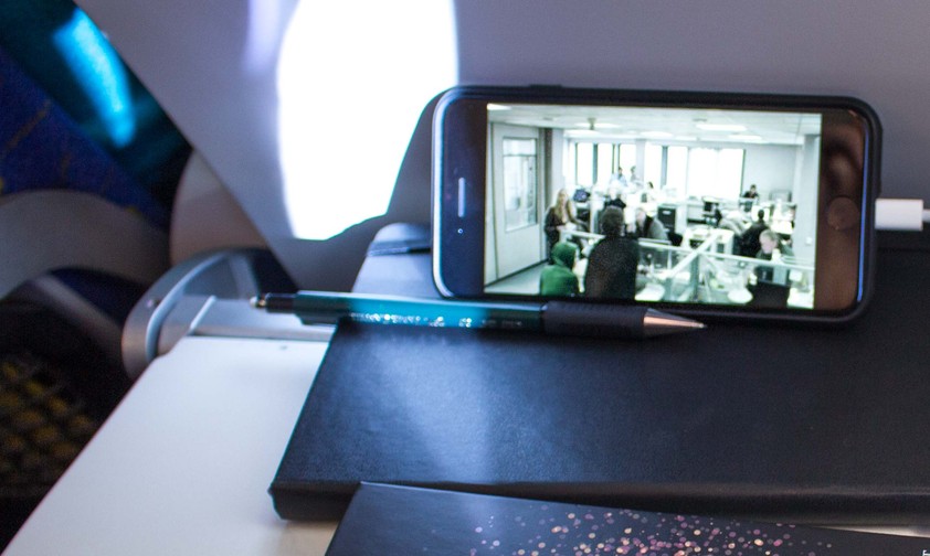 Smartphone im Flugzeug: Künftig kann man es auch über Indien nutzen.