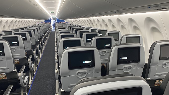 ... in die Kabine des Flugzeuges.