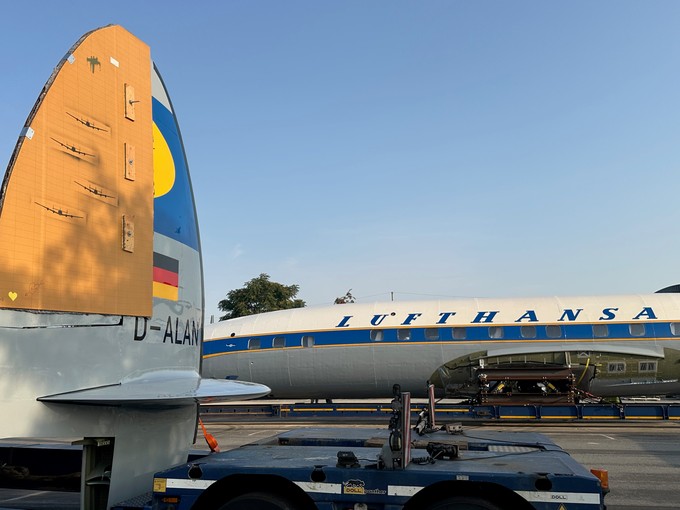 Leitwerk in verzierter Pappe und Rumpf: Die Super Star kam in Einzelteilen in Frankfurt an. 