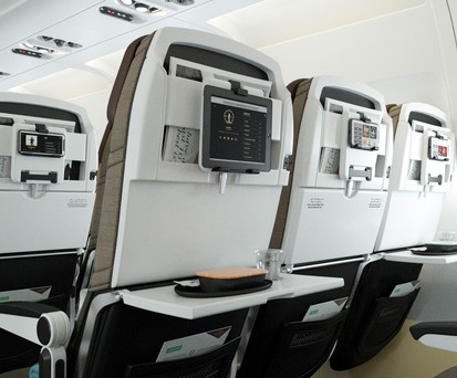 Neue Sitze von Etihad: Keine Bildschirme, dafür Tablethalter.