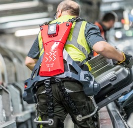 Flughafen Stuttgart: Das Exoskelett entlastet den Rücken.