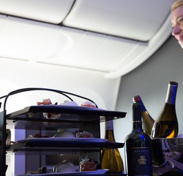 British-Airways-Flugbegleiterin serviert Essen und Getränke (Symbolbild): Ein genauer Blick auf die Zutaten lohnt sich.