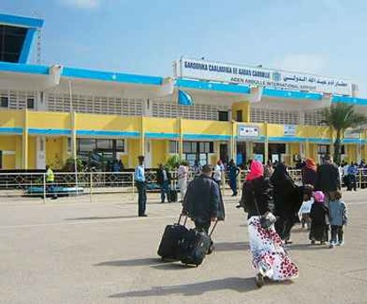 Flughafen Mogadischu: Der Luftraum hat ein Problem mit konkurrierenden Lotsen.