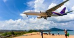 <strong>Platz 10: </strong>Thailand. Der Inlandsverkehr liegt aktuell bei <strong>55 Prozent</strong> des Vorjahresniveaus. Hier zu sehen, eine Boeing 777 von Thai Airways im Anflug auf Phuket über den berühmten Mai Khao Beach.