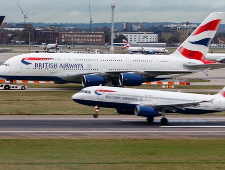 Zwei Airbus-Maschine von British Airways in Heathrow: Die Regierung hat sich für den Entwurf mit einer 3500 Meter langen Piste entschieden.  