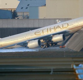 Der Airbus A340-600 nach dem Zusammenprall: Der Vierstrahler krachte mit 55 km/h gegen die Mauer.