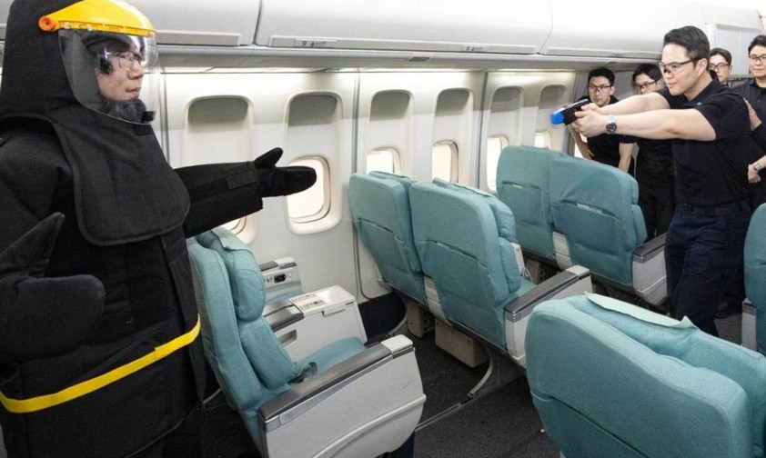Training bei Korean Air: Umgang mit Tasern will gelernt sein.