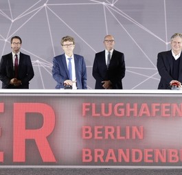 Bei der Eröffnungszeremonie des BER (v.l.n.r.): Lufthansa-Chef Carsten Spohr, Verkehrsminister Andreas Scheuer, BER-Chef Engelbert Lütke Daldrup, Ministerpräsident Dietmar Woidke, Easyjet-Chef Johan Lundgren, Bürgermeister Michael Müller.