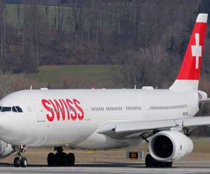 Airbus A330 von Swiss (Archivbild): Ein Crewmitglied könnte erkrankt sein.