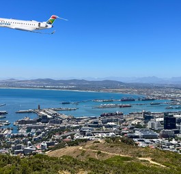 Flieger von SA Express über Kapstadt (Montage): Bald wieder Realität?
