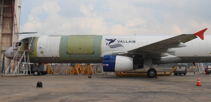 Airbus A321 von Vallair beim Umbau zum Frachter: Neuer Wettbewerber.