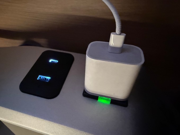 Strom bekommt man auf alle Arten: Mit USB-A und -C sowie einer klassischen Steckdose.