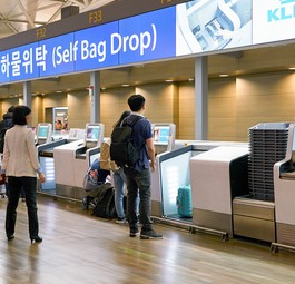 Passagiere checken ihr Gepäck selber ein (hier am Flughagen Incheon in Korea): Werden sie an dieser Stelle künftig womöglich auch gewogen?