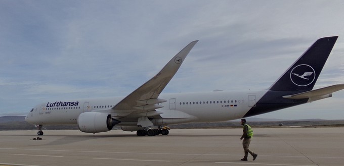 Mitarbeiter der ARF Mount Pleasant begleiten den A350 zum Standplatz.