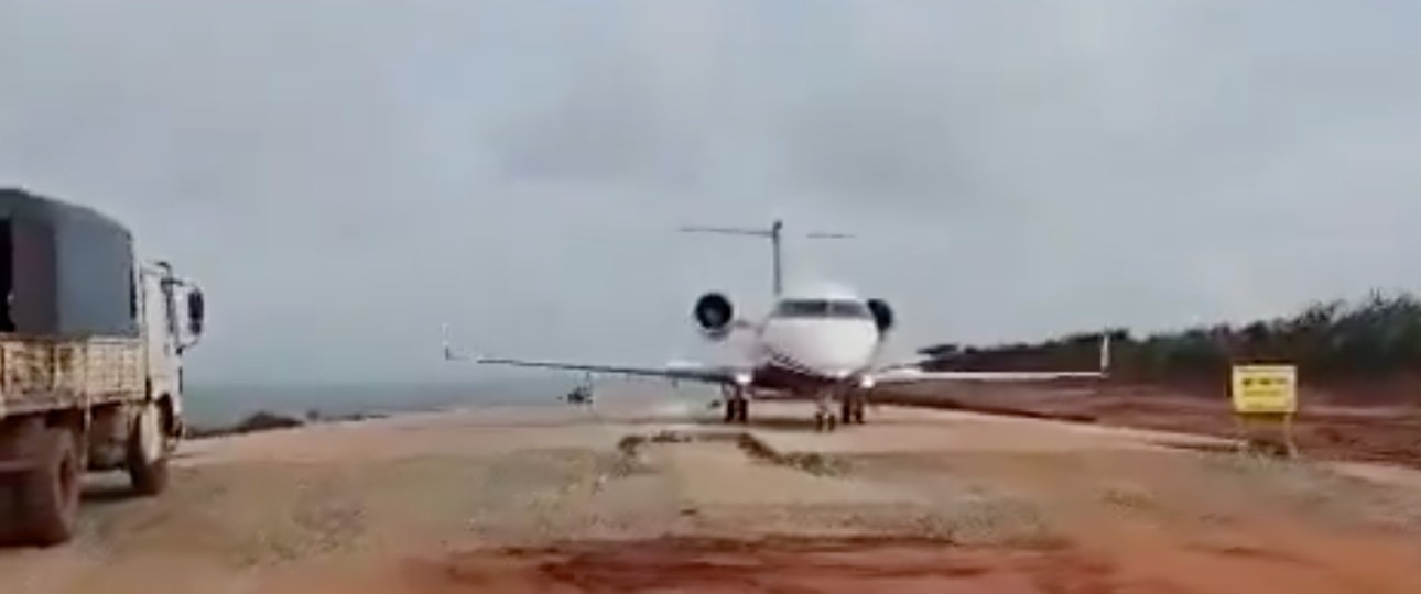 Die Bombardier Challenger 600 am Ende des asphaltierten Teils der im Bau befindlichen Straße.