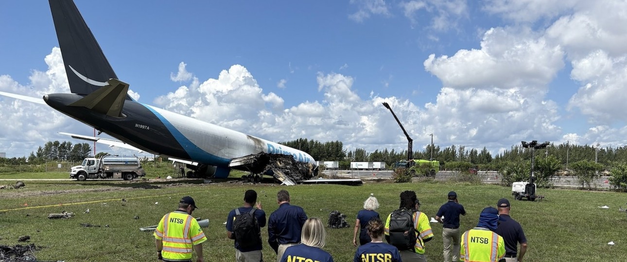 Ermittlerinnen und Ermittler des NTSB auf dem Weg zum Wrack: Sie werten nun alle verfügbaren Daten aus.