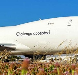 «Challenge accepted» oder zu deutsch «Herausforderung angenommen»: Auf ihren ansonsten blanken Frachtfliegern weißt Cal Cargo auf ihr bisheriges Spezialgebiet hin.