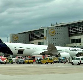 Die nach vorne gekippte Boeing 787 von Lufthansa: Das Heck ragt in den Himmel.
