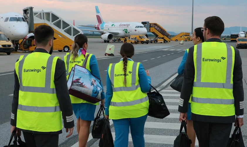 Stefan Beveridge ist am frühen Morgen mit seinen Kolleginnen und Kollegen unterwegs zum Flugzeug.