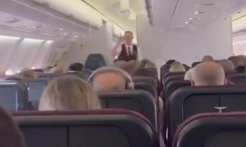 Tanzend durch den Gang: Flugbegleiter von Qantas.