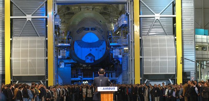 Der französische Premierminister Jean-Pierre Raffarin eröffnet im Mai 2004 feierlich die A380-Produktion bei Airbus in Toulouse.