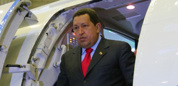 Hugo Chavéz bei einer Flugzeugbesichtigung: Sein Airbus wurde seit Monaten nicht mehr gesehen.