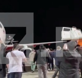 Ein Video der russischen Zeitung Iswestija zeigt die Szenen auf dem Vorfeld.
