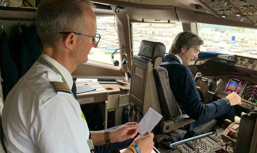 Check-Kapitän Claus Harder (links) im Cockpit der Boeing 777 F: Prüfungstag.