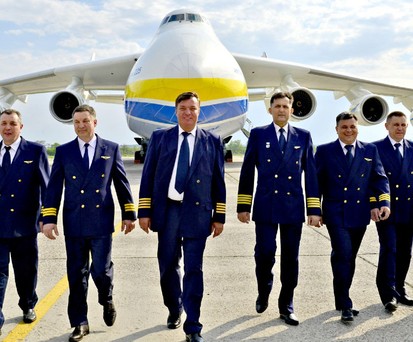 Antonov An-225 und Crew-Mitglieder, hier im Jahr 2018: Kapitäne Dmytro Antonov, in der Mitte, erhebt nun Vorwürfe.