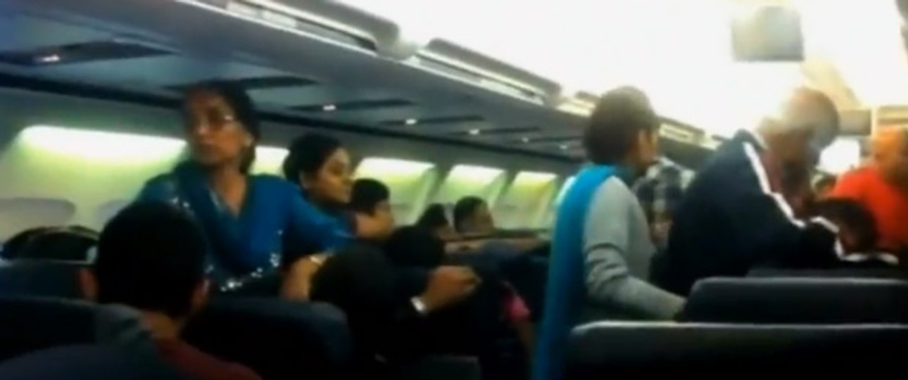 Empörte Passagiere im Problem-Flieger.