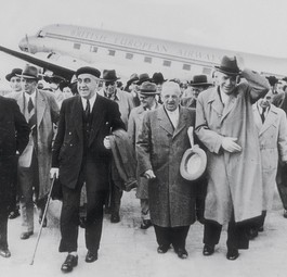 Zur Flughafen-Eröffnung landete ein Flugzeug von Britisch European Airlines (BEA) aus Berlin kommend in Hannover. Mit an Bord: Berlins Regierender Bürgermeister Ernst Reuter (mit Baskenmütze).
