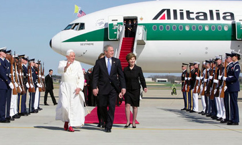 Der Papst bei einem USA-Besuch im Jahr 2008 mit dem damaligen Präsidenten George W. Bush und seiner Frau Laura.