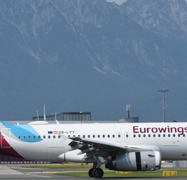 Eurowings-Jet in Salzburg: In einem Flieger der Airline wird geimpft.