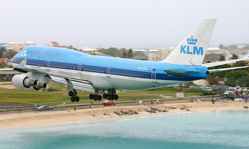 KLM-Jumbo pustet Autos kaputt