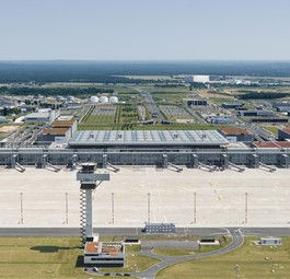 Flughafen BER: Kabel und die Brandmeldeanlage machen Probleme.