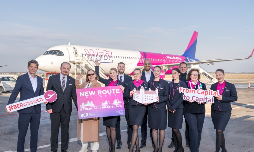 Wizz Air mit neuer Strecke ab Berlin: Airline-Mitarbeitende und Vertretende des Flughafens freuen sich über die neue Strecke.