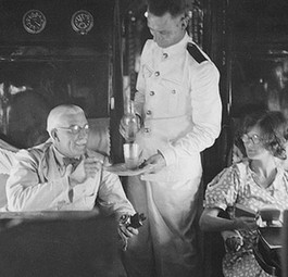 So aß man an Bord von Handley Page. Aufnahme aus den 1920er-Jahren.