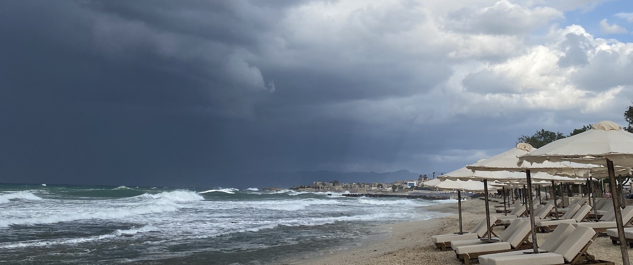 Strand in der Nähe von Heraklion (Archivbild): Am Freitag verhinderte das Wetter etliche Landungen am Flughafen.