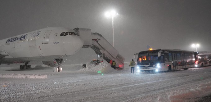 Mitunter mussten in Istanbul Passagiere aus Flugzeugen gerettet werden, da die Busse nicht rechtzeitig ankamen.