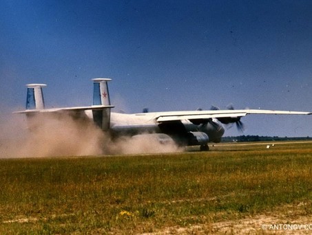 Eine Antonov An-22 landet in einem Feld: Ein Wunderwerk.